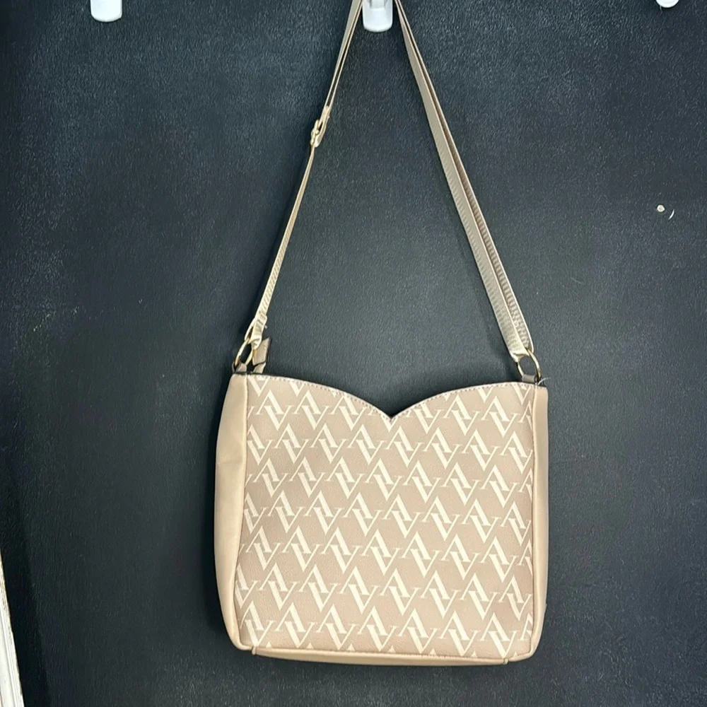 NWT Adrienne Vittadini Serafina Signature Collection Hobo Handbag in Taupe/Cream